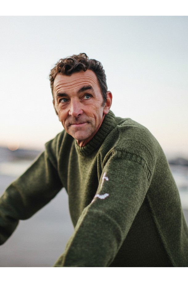 "아미" 크루넥 홀가먼트 스웨터는 울 소재로 제작되어 부드러운 촉감을 선사하며, 가을과 겨울에 따뜻하게 착용할 수 있습니다. 베이직하고 미니멀한 스타일로, 출근룩과 모임룩에 모두 잘 어울리는 활용도 높은 아이템입니다. 레귤러 핏에 라운드넥 디자인, 긴 소매 기장으로 편안한 착용감을 제공합니다. 카키와 올리브 두 가지 색상으로 출시되어, 다양한 스타일에 매치하기 용이하며, 로고 디테일로 포인트를 더했습니다. 두꺼운 두께감으로 보온성을 높였으며, 클래식, 미니멀, 캐주얼 등 폭넓은 스타일을 소화할 수 있습니다.
