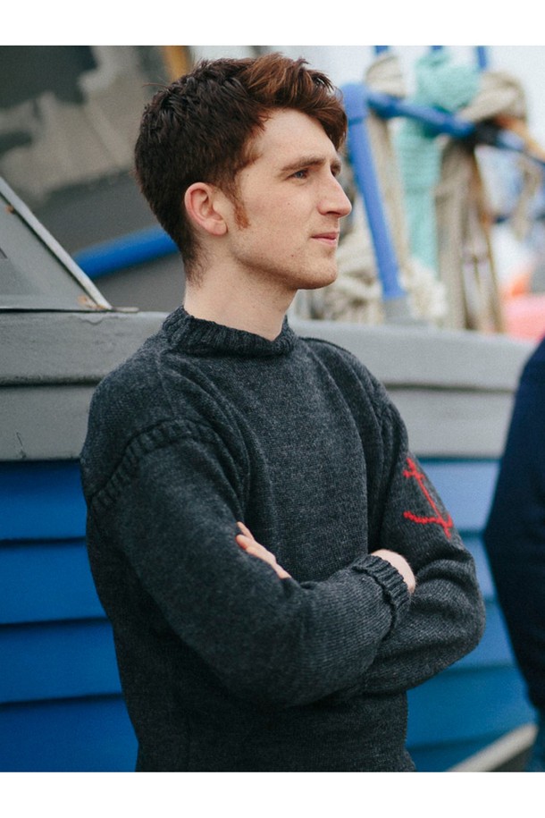 차콜 색상의 피셔맨 홀가먼트 스웨터는 가을과 겨울에 따뜻하게 입을 수 있는 남녀 공용 상의입니다. 부드러운 울 소재로 제작되어 뛰어난 촉감을 자랑하며, 레귤러 핏에 라운드넥 디자인으로 어떤 스타일에도 잘 어울립니다. 캐주얼, 클래식, 미니멀 스타일을 즐겨 입는 분들께 추천하며, 앵커 자수 디테일이 포인트로 더해져 세련된 느낌을 줍니다. 두꺼운 두께감으로 보온성을 높여 출근룩으로도 손색없습니다. 
