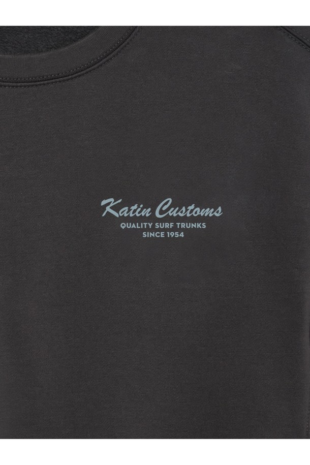 타이달 크루넥 스웻셔츠 - 블랙 워시는 캐주얼과 스트릿 스타일을 넘나드는 매력적인 상의입니다. 릴랙스 핏으로 편안함을 더하며, 면과 폴리에스테르 혼방 소재로 제작되어 부드러운 촉감을 자랑합니다. 빈티지 워싱 처리된 블랙 워시 컬러는 은은한 멋을 더하고, 캘리포니아 서핑샵에서 영감을 얻은 프린트가 돋보입니다. 라운드넥에 긴 소매 기장으로 사계절 내내 레이어드하여 다양한 스타일을 연출할 수 있으며, 여행룩, 캠핑룩 등 TPO에 구애받지 않고 폭넓게 활용하기 좋습니다.
