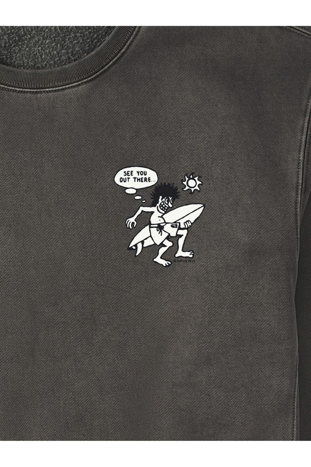 엑셀런트 크루넥 스웻셔츠 - 리드는 캘리포니아 서핑 감성을 담은, 빈티지 서핑 코믹 디자인의 스웻셔츠입니다. 부드러운 면과 폴리에스테르 혼방 소재로 제작되어 사계절 내내 착용 가능하며, 릴랙스 핏으로 편안한 착용감을 선사합니다. 힙을 덮는 레귤러 기장에 일반 티셔츠보다 2-3cm 더 긴 기장으로 트렌디함을 더했으며, 두꺼운 두께감으로 포근함을 느낄 수 있습니다. 빈티지 워싱 기법이 적용되어 자연스러운 멋을 살린, 캐주얼, 스트리트, 레트로 스타일의 집콕룩과 겨울 데일리룩에 적합한 아이템입니다.
