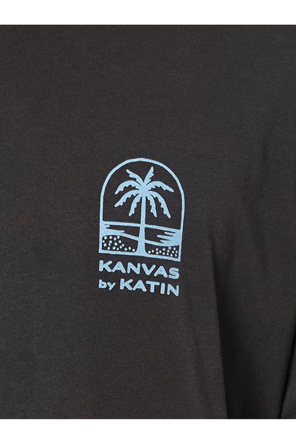 페세지 긴팔 티셔츠 - 블랙 워시는 오가닉 코튼 100% 소재로 제작되어 부드러운 촉감을 자랑합니다. 트로피컬 스토어에서 영감을 받은 아트워크 프린팅이 돋보이며, 캐주얼, 스트릿 스타일을 연출하기에 좋습니다. 봄, 가을 시즌에 레이어드하여 입기 좋으며, 릴랙스 핏의 라운드넥 디자인으로 편안하게 착용할 수 있습니다. 일상복이나 서핑 시에도 활용 가능한 실용적인 아이템입니다. 여행룩, 휴가룩에도 잘 어울리는 필수템입니다.
