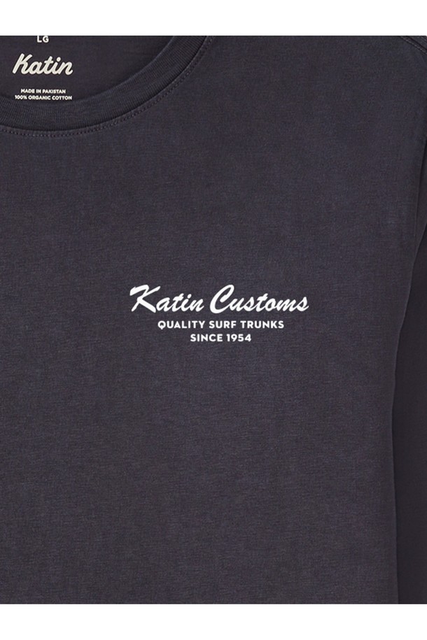 타이달 긴팔 티셔츠 - 폴라 네이비는 부드러운 오가닉 코튼 소재로 제작되어 편안한 착용감을 선사합니다. 힙을 덮는 롱 기장과 루즈핏으로 체형 커버에 효과적이며, 서퍼 또는 스트리트 스타일을 연출하기 좋습니다. 네이비 컬러의 폴라 디자인과 긴소매는 세련된 분위기를 더하고, 래시가드 위에 레이어드하여 휴가룩이나 여행룩을 완성할 수 있습니다. 로고 또는 프린트 패턴으로 포인트를 준 미니멀하면서도 캐주얼한 스타일의 긴팔 티셔츠입니다.
