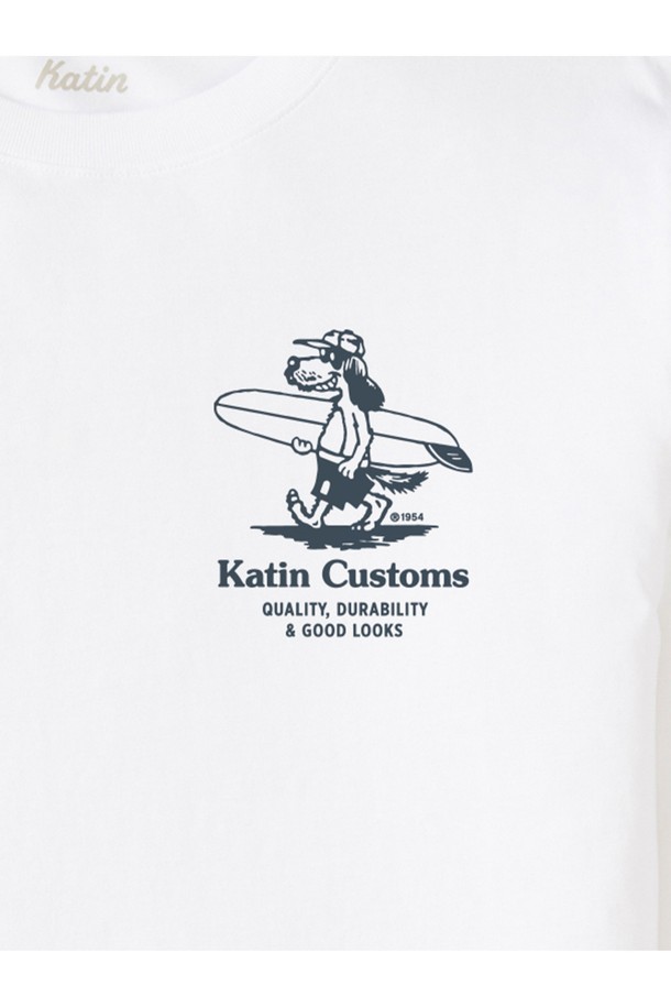 부드러운 촉감의 오가닉 코튼 100% 소재로 제작된 루(Lou) 긴팔 티셔츠 - 화이트입니다. 릴랙스핏으로 편안하게 착용 가능하며, 캐주얼, 스트릿 스타일을 연출하기 좋습니다. 귀여운 강아지 그래픽 디자인이 포인트이며, 일반 티셔츠보다 2-3cm 긴 기장으로 제작되어 트렌디한 룩을 연출합니다. 서핑, 일상생활, 동네 마실룩, 여행룩 등 다양한 TPO에 활용할 수 있으며, 래쉬가드 위에 레이어링하여 개성 있는 스타일을 완성할 수 있습니다.
