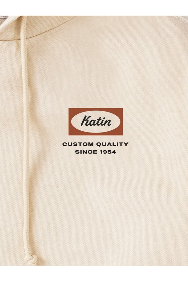 어셈블리 펠리칸 후드티는 캘리포니아 감성을 담은 디자인으로, 빈티지 워싱 처리로 은은한 멋을 더했습니다. 힙을 덮는 넉넉한 기장감과 릴랙스 핏으로 편안한 착용감을 선사하며, 면과 폴리에스테르 혼방의 두꺼운 소재로 제작되어 부드러운 촉감을 느낄 수 있습니다. 사계절 내내 활용 가능한 아이템으로, 캐주얼 및 스트리트 스타일을 즐기는 분들께 적합하며, 레이어드하여 다양한 연출이 가능합니다. 동네 마실룩이나 캠핑룩 등 편안한 TPO에 매치하여 개성있는 스타일을 완성해 보세요.
