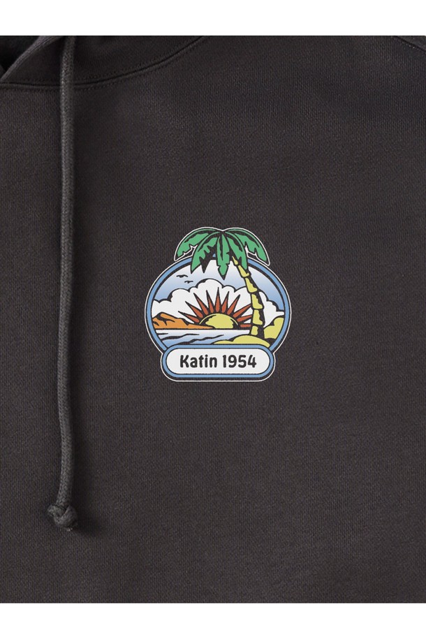 칠린 후드티 - 블랙 워시는 편안한 일상과 캐주얼 스타일을 위한 완벽한 선택입니다. 빈티지 워싱 처리로 자연스러운 멋을 더했으며, 캘리포니아 스타일 디자인이 돋보입니다. 릴랙스핏으로 편안한 착용감을 선사하며, 레이어링하기 좋은 디자인으로 다양한 스타일 연출이 가능합니다. 부드러운 면과 폴리에스테르 혼방 소재로 제작되어 사계절 내내 활용 가능하며, 일반 티셔츠보다 2-3cm 긴 기장으로 트렌디함을 더했습니다. 블랙 컬러의 후드티로 어떤 옷에도 쉽게 매치할 수 있습니다.
