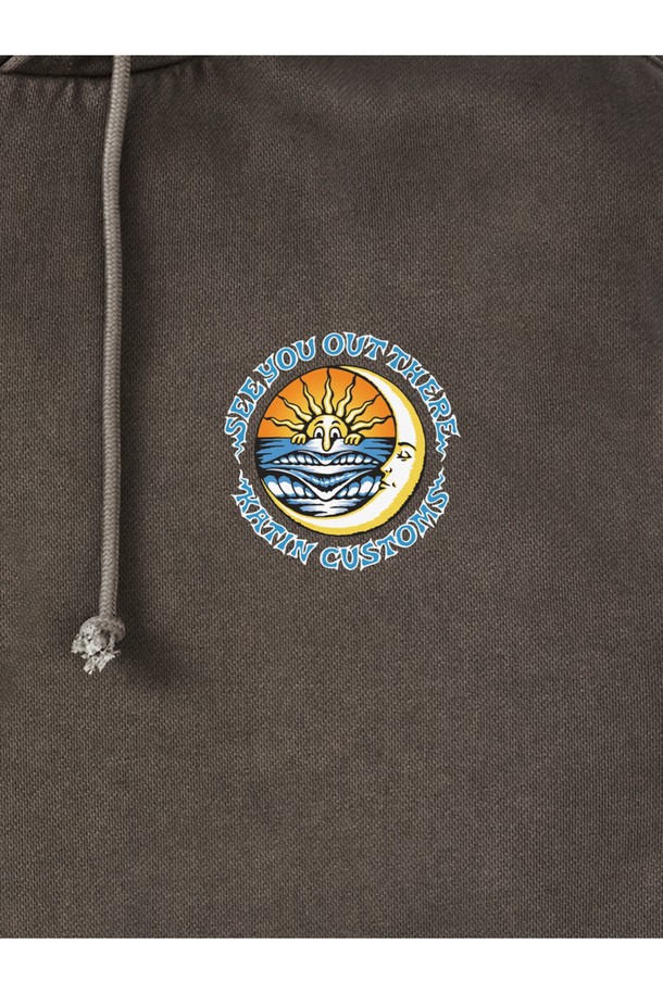 루나 후드티 - 리드는 캐주얼, 미니멀, 스트리트 스타일을 아우르는 릴랙스핏 후드티입니다. 힙을 덮는 롱 기장으로 편안한 착용감을 선사하며, 부드러운 면과 폴리에스테르 혼방 소재로 제작되어 사계절 내내 활용도가 높습니다. 빈티지 워싱 마감과 캘리포니아 감성의 그래픽/일러스트 패턴이 특징이며, 래쉬가드 위에 레이어드하여 서핑룩이나 여행룩, 휴가룩으로 연출할 수 있습니다. 긴 소매와 후드 디자인으로 실용성을 더했으며, 견고한 마감 처리로 퀄리티를 높였습니다. 데일리룩, 집콕룩으로도 손색없는 루나 후드티 - 리드를 만나보세요.
