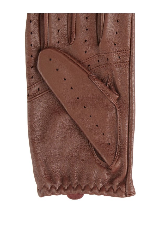 델타 드라이빙 장갑 - 탄은 부드러운 소가죽 소재로 제작되어 뛰어난 착용감을 선사합니다. 클래식하면서도 미니멀한 디자인으로 데이트룩에 잘 어울립니다. 통기성과 흡습 기능이 있어 쾌적하게 사용할 수 있으며, 손등 및 손가락 통기구멍과 그립감 강화 디자인이 특징입니다. 인심 스티칭과 짧은 기장으로 활동성을 높였으며, 3-4 패널 손가락 구조로 편안함을 더했습니다. 탄, 블랙, 그린, 코크 총 4가지 컬러로 만나보세요.
