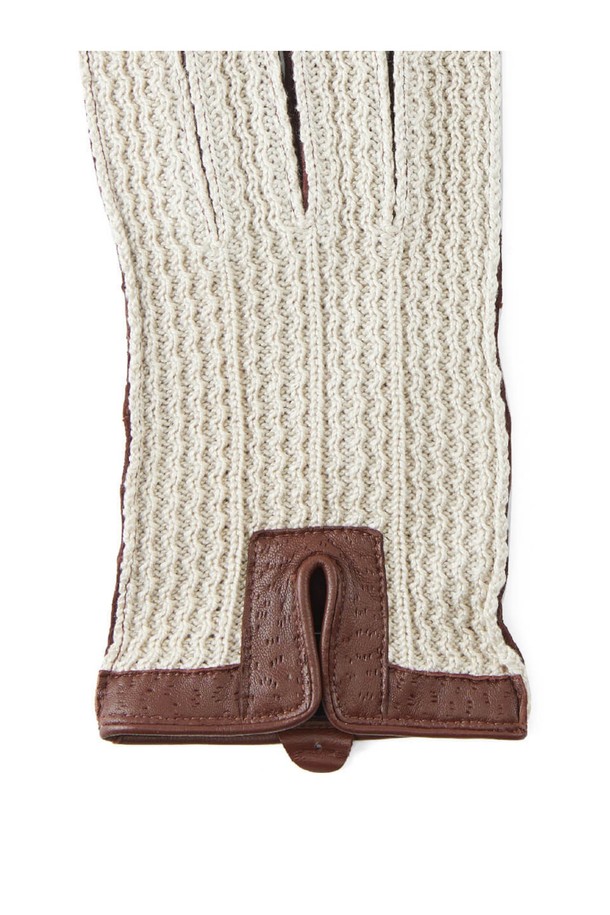 랭커스터 드라이빙 장갑 - 탄은 부드러운 소가죽과 면 소재로 제작되어 봄, 여름철 드라이빙 시 쾌적함을 선사합니다. 탄색 컬러에 크로셰 니트 패턴, 펀칭 디테일이 돋보이는 빈티지 스타일의 장갑입니다. 손바닥 부분은 헤어쉽 가죽을 사용하여 내구성을 높였으며, 프릭심 스티칭 공법과 3-4 패널 손가락 거셋으로 편안한 착용감을 제공합니다. 통기성과 흡습 기능으로 땀이 차는 것을 방지하며, 안감 없는 디자인으로 더욱 가볍게 사용할 수 있습니다. 데이트룩, 여행룩 등 다양한 TPO에 클래식, 미니멀, 캐주얼 스타일로 연출하기 좋습니다.
