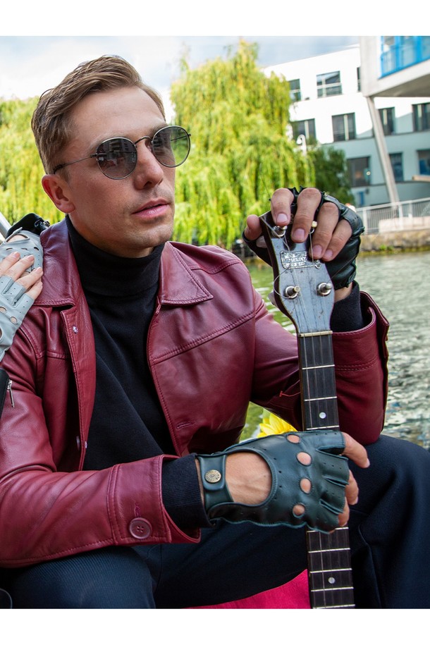 스네터튼 드라이빙 장갑 - 베리 색상은 남성용으로, 클래식하고 미니멀한 스타일을 추구하는 분들을 위한 제품입니다. 고지대 헤어쉽 가죽과 풀그레인 레더를 사용하여 부드러운 촉감과 자연스러운 주름, 스크래치가 특징이며, 얇은 두께로 여름철 드라이빙에 적합합니다. 핑거리스 디자인과 손등 통기구, 손바닥 그립 강화, 그리고 프릭심 스티칭은 기능성을 더합니다. 사이즈 조절 기능과 통기성을 갖춰 편안한 착용감을 제공합니다. 베리 색상은 세련된 분위기를 연출합니다.
