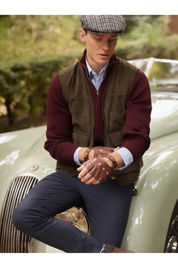 스네터튼 드라이빙 장갑 - 블랙은 부드러운 양가죽 소재로 제작되어 자연스러운 광택과 고급스러운 촉감을 선사합니다. 펀칭 처리된 디자인과 통기구가 적용되어 여름철에도 쾌적한 착용감을 유지하며, 그립감을 높여 드라이빙 시 안정적인 핸들링을 돕습니다. 핑거리스, 너클홀, 손바닥 스티칭, 3-4 패널 손가락 구조, 프릭심 스티칭 구조, 인체 공학적 디자인을 통해 클래식, 미니멀, 캐주얼 스타일의 여행룩, 휴가룩을 완성할 수 있습니다. 뛰어난 내구성을 자랑하며, 경량으로 제작되어 편안한 착용감을 제공합니다.
