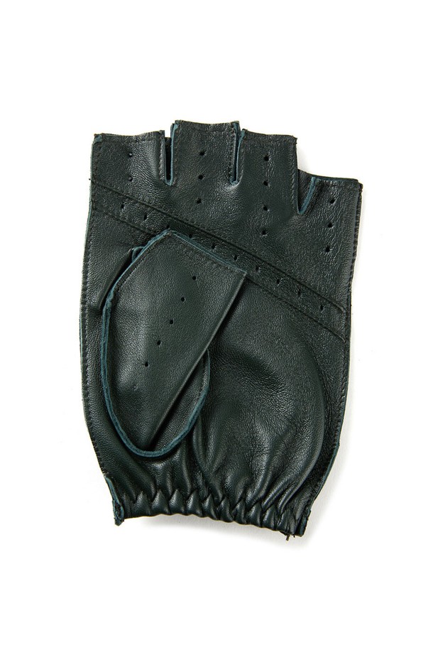 스네터튼 드라이빙 장갑 - 그린은 클래식하고 미니멀한 스타일을 추구하는 분들을 위한 아이템입니다. 부드러운 가죽 소재에 손가락 없는 반장갑 디자인으로, 봄, 가을 드라이빙 시 손등의 통기성을 높였습니다. 그린 컬러와 무지 패턴이 세련된 느낌을 주며, 버튼 디테일이 포인트입니다. 데이트룩 또는 모임룩에 매치하여 스타일리시함을 더할 수 있습니다.
