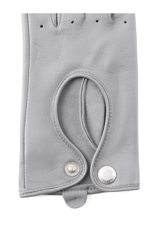 트럭스턴 여성 드라이빙 장갑 - 도브 그레이는 부드러운 헤어쉽 가죽 소재에 은은한 광택이 감도는 여성용 장갑입니다. 클래식한 디자인으로, 손가락 통풍 구멍과 하프 피켓 봉제가 돋보입니다. 얇고 타이트핏으로 제작되었으며, 손목까지 오는 짧은 길이감의 디자인입니다. 가죽 가장자리를 노출하여 고급스러움을 더했으며, 풀그레인 가죽을 사용하여 내구성을 높였습니다. 여름, 겨울철 운전 및 패션 연출에 적합하며, 데이트룩, 쇼핑룩, 겨울 데일리룩 등 다양한 TPO에 클래식, 미니멀, 시크한 스타일을 더할 수 있습니다.
