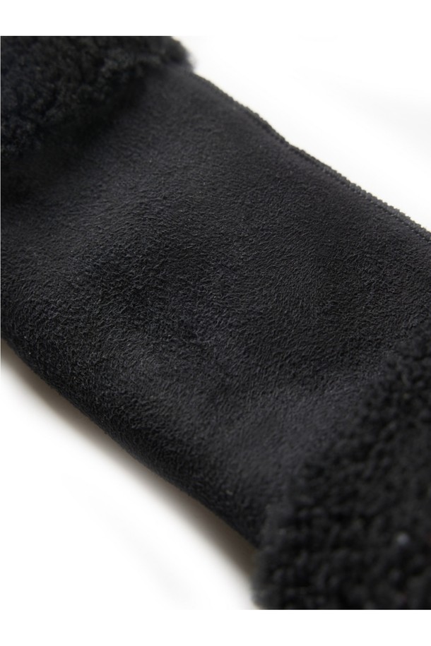 베라 헤어쉽(Vera Hairship) 여성 가죽 장갑 - 블랙 스웨이드입니다. 부드러운 스웨이드 소재로 제작되어 뛰어난 촉감을 자랑하며, 추운 겨울철 보온성을 책임집니다. 손목 부분의 퍼(Fur) 디테일이 고급스러움을 더하며 클래식하고 미니멀한 스타일을 연출합니다. 블랙 컬러의 무지 디자인으로 어떤 옷에도 잘 어울려 일상에서 활용하기 좋습니다. 두꺼운 두께감으로 따뜻하게 손을 보호해주는 겨울 필수 아이템입니다.
