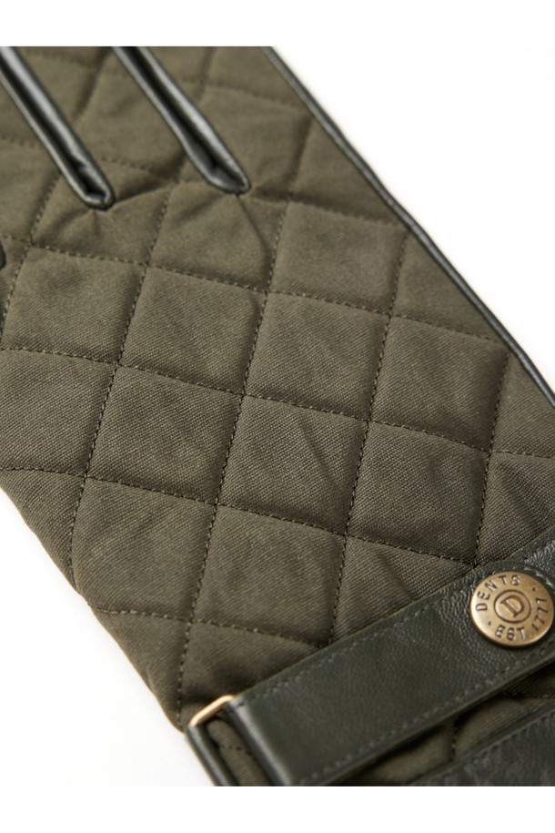 브루톤 터치스크린 남성 가죽장갑 - 올리브는 가을, 겨울철에 착용하기 좋은 남성용 장갑입니다. 부드러운 가죽 소재와 퀄팅 처리로 고급스러운 디자인을 자랑하며, 손목 스트랩과 버클 장식으로 포인트를 더했습니다. 터치스크린 기능을 갖춰 스마트폰 사용이 편리하며, 두꺼운 두께감으로 보온성을 높였습니다. 출근룩과 모임룩 모두에 잘 어울리는 클래식, 미니멀, 캐주얼 스타일의 필수 아이템입니다.
