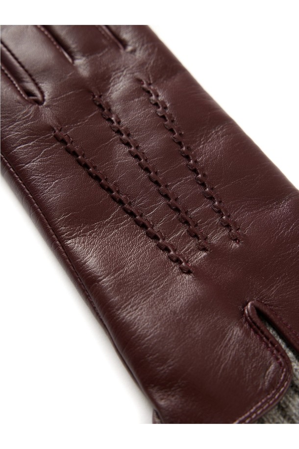 타마라 여성 가죽 장갑 - 클라렛은 가을과 겨울, 추운 계절에 따뜻하게 손을 보호해 줄 여성용 장갑입니다. 부드러운 촉감의 가죽 소재와 니트 커프스의 조화가 돋보이며, 클래식하면서도 미니멀한 스타일을 연출합니다. 클라렛, 버건디, 그레이 3가지 색상으로 제공되어, 어떤 의상에도 잘 어울립니다. 손목 부분의 니트 디테일이 디자인의 포인트가 되어 고급스러움을 더합니다. 일상생활에서 보온성을 유지하며 세련된 스타일을 완성해 보세요.
