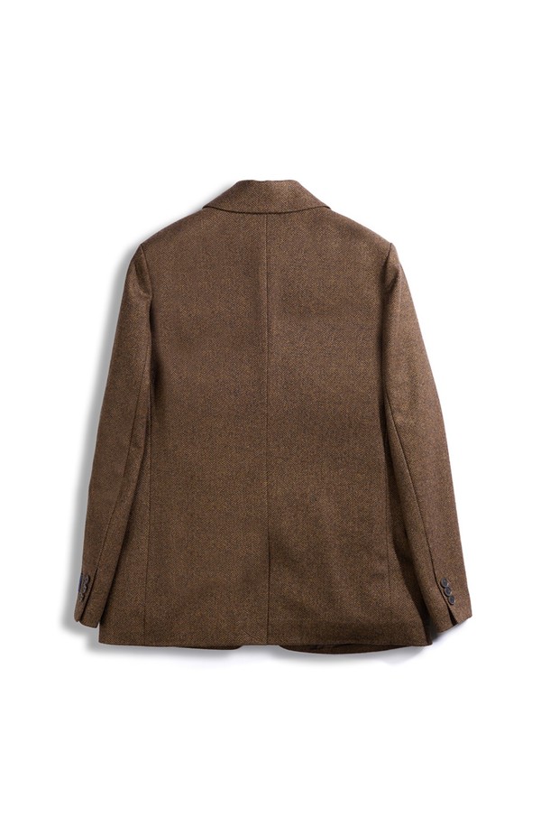 헤링본 메리노울 자켓 - 카멜 브라운은 여성의 가을, 겨울 스타일을 책임질 아우터입니다. 부드러운 촉감의 메리노울 소재에 헤링본 패턴이 더해져 클래식하면서도 베이직한 무드를 연출합니다. 레귤러 핏, 긴 소매, 싱글 버튼 여밈의 테일러드 코트 타입 자켓으로, 출근룩, 오피스룩, 겨울 데일리룩에 모두 잘 어울립니다. 카멜 브라운 컬러는 미니멀, 시크한 스타일을 완성하며, 넉넉한 포켓 디테일로 실용성까지 갖췄습니다.
