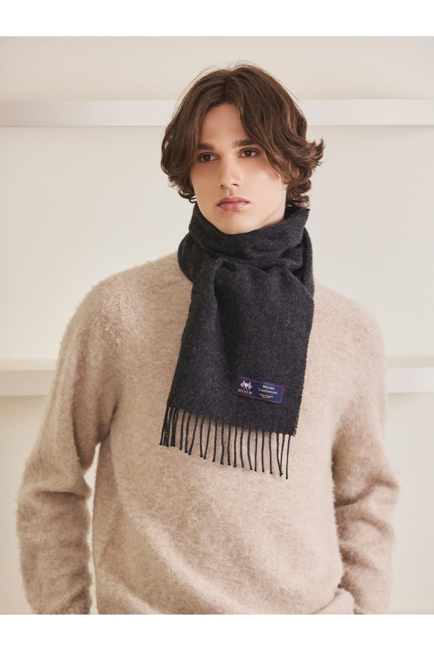 메리노울 머플러 25cm - 다크 차콜은 가을, 겨울철 따뜻하고 스타일리시하게 연출할 수 있는 머플러입니다. 고급스러운 다크 차콜 컬러의 부드러운 메리노울 100% 소재로 제작되어 피부에 자극 없이 포근한 착용감을 선사합니다. 멜란지 기법을 사용하여 은은하고 세련된 색감을 더했으며, 뛰어난 보온성과 흡습, 향균, 소취 기능으로 쾌적함을 유지해줍니다. 일상, 산책, 카페 등 다양한 TPO에 클래식, 미니멀, 캐주얼 스타일로 활용하기 좋으며, 플라워 또는 유니온잭 패턴과 프린지 디자인이 돋보입니다. 일러스트 패키지로 소중한 사람에게 선물하기에도 좋습니다.
