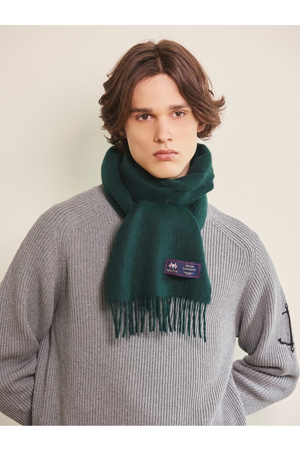 메리노울 머플러 25cm - 로얄 그린은 울마크 인증을 받은 프리미엄 메리노울 소재로 제작되어 부드러운 촉감과 뛰어난 보온성을 자랑합니다. 로얄 그린 컬러의 무지 디자인은 클래식하고 베이직한 스타일을 연출하며, 겨울철 데일리룩, 출근룩, 모임룩 등 다양한 TPO에 활용하기 좋습니다. 두꺼운 두께감으로 추운 날씨에도 따뜻하게 착용 가능하며, 형태 유지력이 우수하고 정전기 방지 기능까지 갖춰 실용적입니다. 프린지 디테일이 돋보이는 이 머플러는 캐주얼, 포멀 룩 모두 소화 가능하여 활용도가 높습니다.
