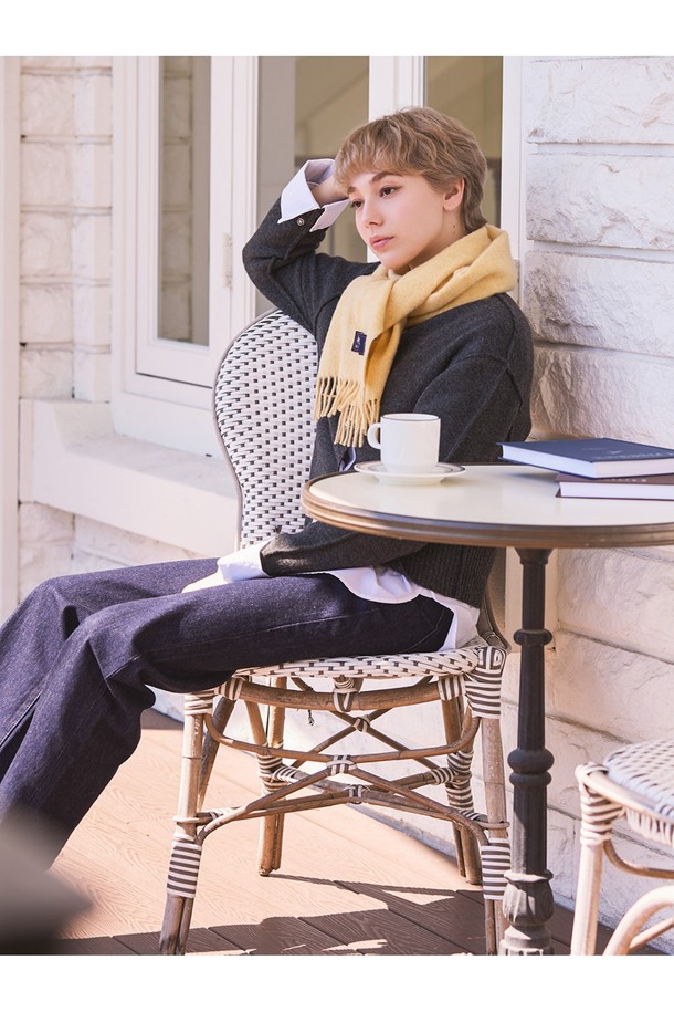 메리노울 머플러 25cm - 샌드는 부드러운 촉감과 뛰어난 보온성을 자랑하는 겨울철 필수 아이템입니다. 울마크 인증을 받은 메리노울 소재에 멜란지 기법을 적용하여 은은하고 고급스러운 샌드 컬러를 연출합니다. 일상, 데일리룩은 물론 산책룩, 모임룩 등 다양한 TPO에 활용하기 좋으며, 클래식하고 베이직한 스타일에 미니멀한 감성을 더했습니다. 25cm 폭의 적당한 길이로 다양한 스타일링이 가능하며, 뛰어난 통기성과 흡습 기능으로 쾌적하게 착용할 수 있습니다.
