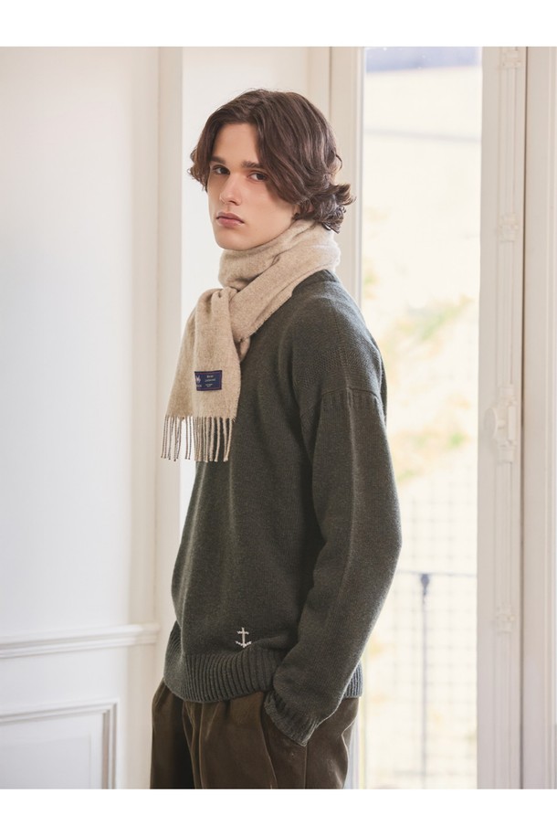 부드러운 메리노울 소재의 베이지 컬러 머플러입니다. 25cm 너비로 제작되어 가볍게 착용하기 좋으며, 가을, 겨울철 데일리룩에 따뜻함과 포인트를 더해줍니다. 영국 클래식 디자인에 멜란지 기법을 사용하여 은은한 멋을 살렸으며, 프린지 장식으로 포인트를 주었습니다. 보온, 흡습, 통기, 향균 기능은 물론, 필링 방지 및 형태 유지 기능으로 오랫동안 변함없이 즐길 수 있습니다. 클래식, 미니멀, 캐주얼 등 다양한 스타일의 겨울 코디에 활용해보세요.
