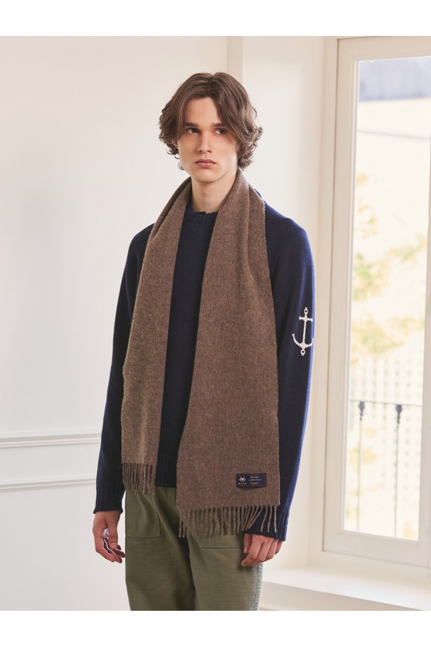 메리노울 머플러 25cm - 다크 베이지는 부드러운 메리노 램스울 소재로 제작되어 겨울철 보온성을 책임집니다. 15~25마이크론의 섬세한 섬유와 최대 7가지 색상의 원사 혼합, 밀란지 기법을 통해 빛과 각도에 따라 다채롭게 변화하는 다크 베이지 컬러를 표현합니다. 플라워와 유니언 잭 패턴이 클래식한 스타일을 강조하며, 프린지 장식으로 포인트를 더했습니다. 일상, 격식 있는 자리 어디든 잘 어울리며, 겨울 데일리룩, 모임룩, 상견례룩에 포근함을 더해줄 머플러입니다.
