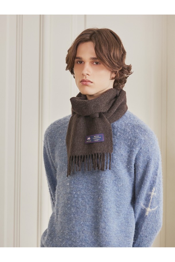 메리노울 머플러 25cm - 모카는 가을, 겨울철에 따뜻함과 스타일을 동시에 선사하는 머플러입니다. 부드러운 메리노울 소재로 제작되어 촉감이 매우 좋으며, 얇은 두께로 답답함 없이 착용 가능합니다. 멜란지 기법을 사용하여 7가지 색상이 혼합되어 은은하고 고급스러운 분위기를 연출하며, 자연스러운 드레이프성이 특징입니다. 플라워 패턴과 프린지 디자인이 더해져 클래식하면서도 베이직한 스타일을 완성하며, 보온, 흡습, 통기, 항균 및 탈취, 온도 조절 기능까지 갖춰 실용적입니다. 가을 나들이룩, 겨울 데일리룩, 카페룩 등 다양한 TPO에 활용하여 미니멀, 캐주얼, 클래식 스타일을 연출할 수 있습니다.

