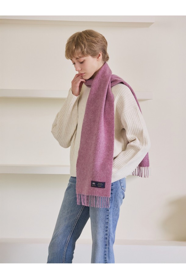 메리노울 머플러 25cm - 로얄 핑크는 부드러운 촉감과 포근함을 선사하는 머플러입니다. 15~25마이크론의 섬세한 메리노 램스울 소재로 제작되어 가을, 겨울철 데일리룩, 산책룩, 카페룩에 따뜻함과 스타일을 더해줍니다. 최대 7가지 색상을 혼합하는 밀란지 기법으로 은은하고 고급스러운 색감을 표현했으며, 베이직하고 클래식한 디자인으로 다양한 스타일에 매치하기 좋습니다. 또한, 보온, 통기, 향균, 소취 기능은 물론, 형태 변형이 적고 보풀이 잘 일어나지 않아 오랫동안 변함없이 착용할 수 있습니다. 로얄 핑크 컬러와 프린지 장식으로 포인트를 더해, 클래식, 미니멀, 캐주얼 스타일을 즐겨 입는 분들께 추천합니다.
