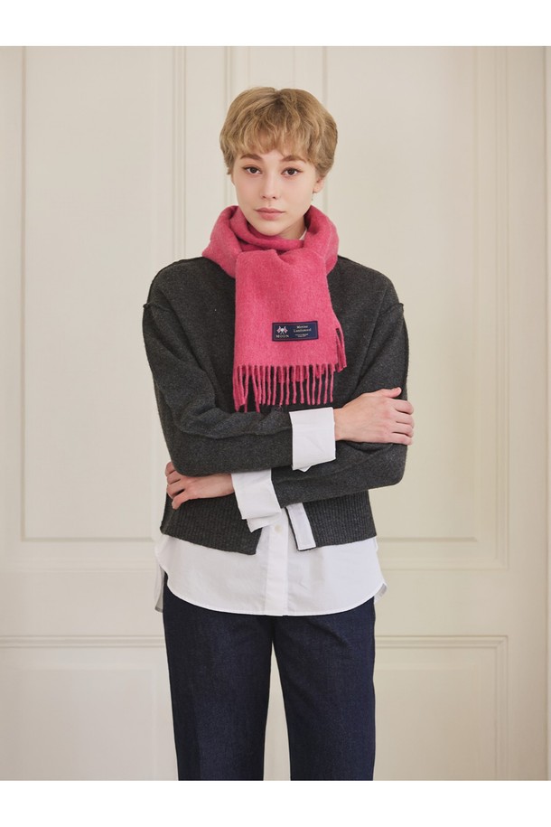 메리노울 머플러 25cm - 핑크는 부드러운 촉감과 뛰어난 보온성을 자랑하는 머플러입니다. 멜란지 기법으로 7가지 색상을 혼합하여 은은하고 세련된 핑크 컬러를 연출하며, 무지 디자인에 프린지 장식으로 포인트를 더했습니다. 메리노울 소재는 흡습, 향균, 통기 기능이 뛰어나 쾌적함을 유지하며, 형태 유지력이 우수하여 오랫동안 변형 없이 착용할 수 있습니다. 가을, 겨울철 데일리룩, 산책룩, 모임룩 등 다양한 TPO에 매치하여 클래식, 미니멀, 캐주얼 스타일을 연출해보세요. 필링을 최소화하여 관리가 용이하며, 부드러운 착용감으로 편안함을 선사합니다.

