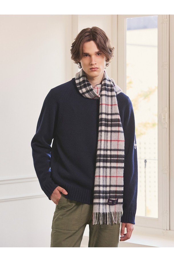 메리노울 머플러 25cm - 그레이 톰슨은 부드러운 촉감과 뛰어난 보온성을 자랑하는 겨울 필수 아이템입니다. 울마크 인증을 받은 메리노울 소재에 밀란지 기법을 사용하여 최대 7가지 색상을 혼합, 은은하고 고급스러운 그레이 컬러의 체크 및 꽃무늬 패턴을 연출했습니다. 25cm, 50cm, 70cm 세 가지 사이즈로 출시되어 다양한 스타일 연출이 가능하며, 형태 변형이 적고 내구성이 강해 오래도록 착용할 수 있습니다. 일상, 격식 있는 자리 모두 잘 어울리며, 보온, 항균, 방취 기능까지 갖춰 겨울철 데일리룩, 모임룩, 오피스룩에 클래식하고 미니멀한 포인트를 더해줍니다.
