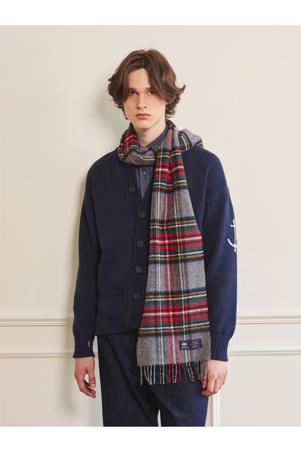 메리노울 머플러 25cm - 그레이 스튜어트는 부드러운 메리노 램스울 소재로 제작되어 가을과 겨울철 따뜻함을 선사합니다. 클래식하고 베이직한 스타일의 체크 패턴과 얇은 두께감으로 다양한 룩에 활용하기 좋습니다. 밀란지 기법을 사용하여 최대 8가지 색상을 혼합, 빛과 각도에 따라 다채로운 색감 변화를 보여줍니다. 일상, 격식 있는 자리 어디든 잘 어울리며, 보온, 흡습, 통기, 항균, 방취 기능으로 실용성을 더했습니다. 
**TPO:** 겨울 데일리룩, 모임룩, 오피스룩 **STYLE:** 클래식, 미니멀, 캐주얼