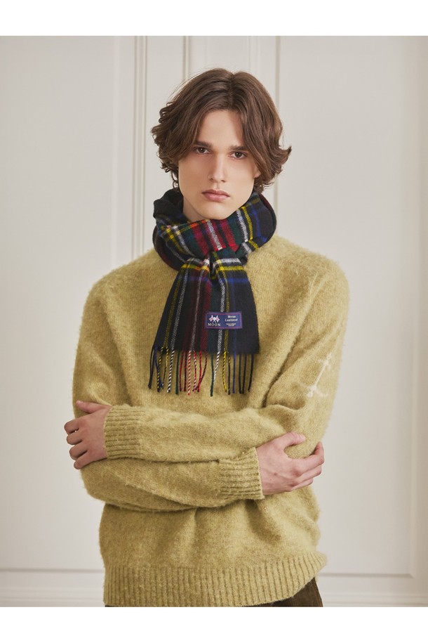 메리노울 머플러 25cm - 블랙 스튜어트는 부드러운 촉감과 뛰어난 보온성을 자랑하는 머플러입니다. 15~25마이크론의 섬유 굵기를 가진 메리노울 소재로 제작되어, 캐시미어급 부드러움을 선사합니다. 생후 6개월 미만 어린 양의 첫 채취 울을 사용하여 보풀이 적고 형태 변형이 적으며, 항균, 방취, 정전기 방지 기능으로 쾌적하게 착용 가능합니다. 블랙과 멀티컬러 체크 패턴으로, 클래식하면서도 베이직한 스타일을 연출하며 가을, 겨울철 데일리룩, 모임룩, 오피스룩에 활용하기 좋습니다. 발수 기능으로 눈, 비에도 든든하게 몸을 보호해줍니다.
