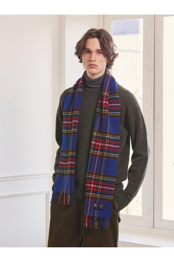 블루 컬러의 메리노울 머플러 25cm입니다. 메리노 램스울 100% 소재로 제작되어 부드러운 촉감과 뛰어난 보온성을 자랑하며, 가을, 겨울철에 따뜻하게 착용할 수 있습니다. 멜란지 기법으로 은은한 멋을 더했으며, 클래식한 체크 패턴과 프린지 디자인이 돋보입니다. 일상, 모임, 카페 등 다양한 TPO에 어울리는 영국 스타일의 머플러로, 미니멀, 캐주얼 룩에 포인트를 더하기 좋습니다. 흡습 및 항균 기능으로 쾌적하게 착용할 수 있습니다.
