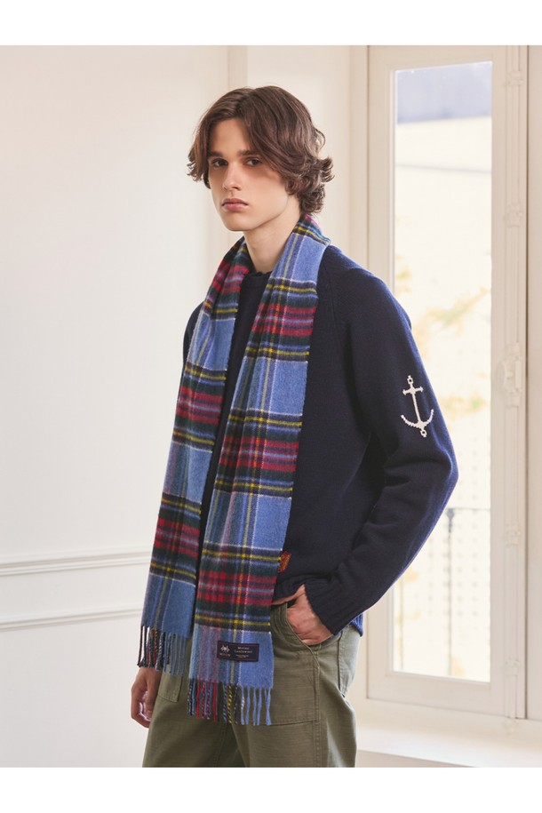 메리노울 머플러 25cm - 블루 빈티지 스튜어트는 부드러운 메리노 램스울 소재로 제작되어 가을, 겨울철 따뜻하고 포근한 착용감을 선사합니다. 클래식 스타일에 어울리는 체크 패턴과 빈티지 블루 컬러, 프린지 디자인이 돋보이며, 울마크 인증을 받은 고품질 제품입니다. 얇은 두께감으로 보온성과 통기성을 동시에 갖춰 일상생활에서 편안하게 착용할 수 있습니다. 2025년 일러스트레이터 '고봄' 작가와의 협업으로 디자인의 가치를 더했습니다. 데이트룩, 가을 나들이룩, 겨울 데일리룩에 클래식하면서도 미니멀한 스타일을 더해보세요.
