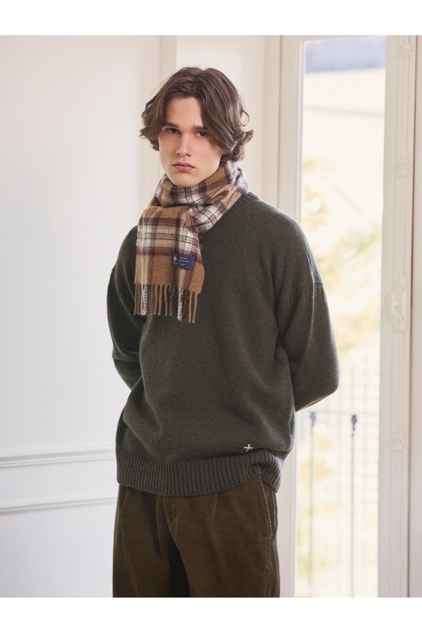 부드러운 메리노울 소재의 "메리노울 머플러 25cm - 카멜 스튜어트"입니다. 카멜, 브라운, 화이트 색상으로 구성되어 있으며, 멜란지 기법의 체크 패턴이 특징입니다. 가을, 겨울 시즌에 착용하기 좋으며, 일상, 산책, 카페 등 다양한 TPO에 잘 어울립니다. 클래식, 미니멀, 캐주얼 스타일을 즐기는 분들께 추천하며, 보온, 흡습, 통기 기능과 램스울 100%의 자연 항균 및 냄새 방지 기능까지 갖췄습니다. 25cm 너비로 제작되어 활용도가 높습니다.
