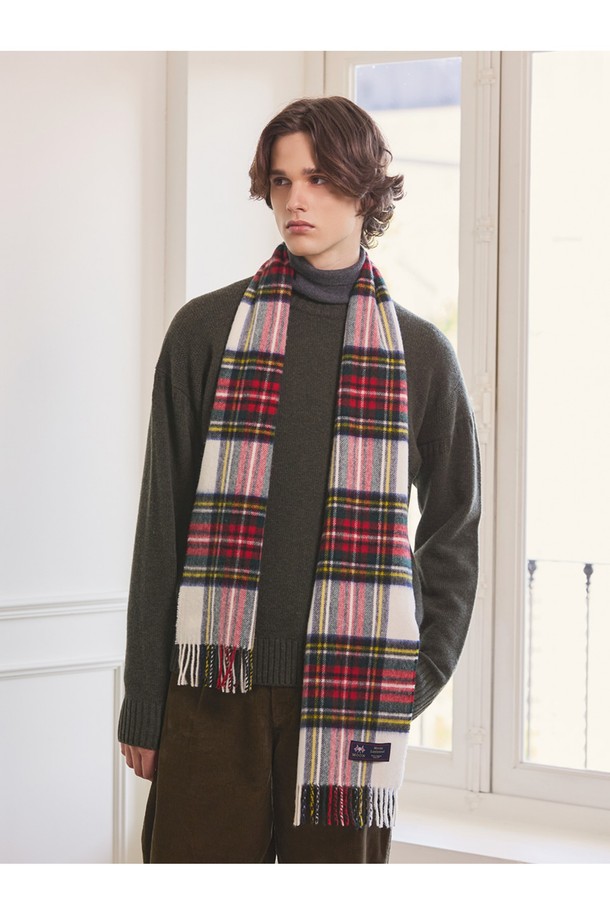 메리노울 머플러 25cm - 드레스 스튜어트는 부드러운 촉감과 따뜻함을 선사하는 겨울철 필수 아이템입니다. 100% 메리노 램스울 소재로 제작되어 뛰어난 보온성과 흡습, 통기 기능을 제공하며, 정전기 방지 기능과 방수 기능으로 실용성을 더했습니다. 클래식한 체크 패턴과 프린지 디자인이 돋보이며, 두꺼운 두께감으로 포근함을 느낄 수 있습니다. 겨울 데일리룩, 산책룩, 카페룩 등 다양한 스타일에 매치하여 클래식하고 미니멀한 무드를 연출해보세요. 화이트, 레드, 그린 3가지 색상으로 만나볼 수 있습니다.
