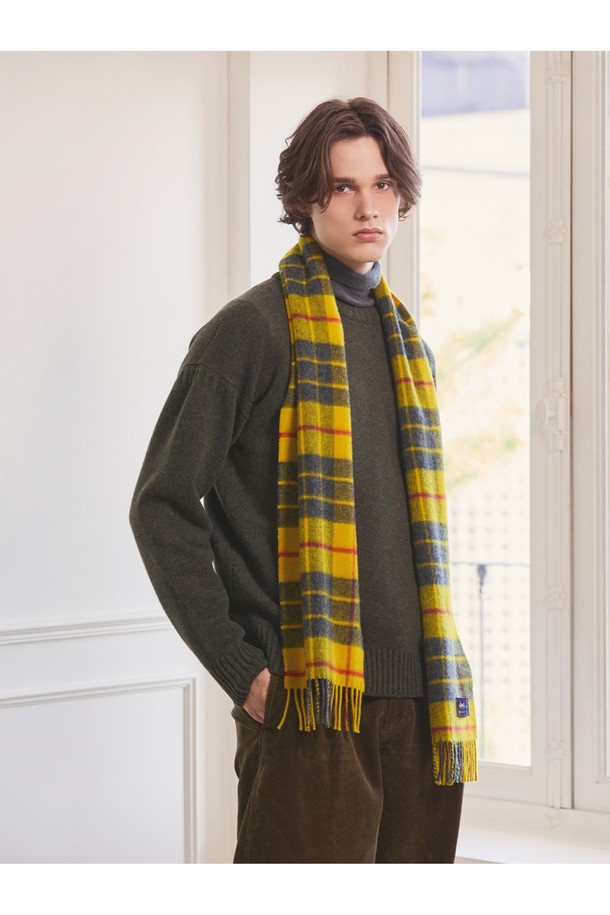 메리노울 머플러 25cm - 맥클리오드는 부드러운 촉감과 클래식한 스타일을 자랑하는 머플러입니다. 가을, 겨울 시즌에 어울리는 얇은 두께의 머플러로, 일상, 산책, 모임 등 다양한 TPO에 활용 가능합니다. 최대 7가지 색상을 혼합하는 밀란지 기법으로 제작되어 은은한 멀티컬러 체크 패턴이 돋보입니다. 15~25마이크론의 메리노울 소재로 제작되어 보온, 흡습, 통기, 향균, 소취 기능을 갖췄으며, 보풀이 적고 형태 변형이 적어 오래도록 사용할 수 있습니다. 울마크 인증을 받은 메리노울 머플러로, 클래식, 미니멀, 캐주얼 스타일을 즐기는 분들에게 추천합니다.
