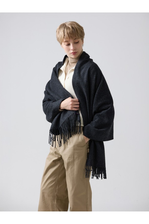 메리노울 숄 70cm - 차콜은 부드러운 메리노울 소재로 제작되어, 겨울철 보온성과 스타일을 동시에 잡을 수 있는 아이템입니다. 70cm x 190cm의 넉넉한 사이즈로, 일상과 격식 있는 자리 모두에 활용 가능하며, 차콜 컬러는 어떤 옷차림에도 잘 어울립니다. 은은한 꽃 또는 유니언잭 패턴으로 포인트를 주었으며, 밀도 있는 두께감과 프린지 디자인이 특징입니다. 보온, 흡습, 통기, 항균, 방취 기능으로 쾌적함을 유지하며, 보풀이 적고 형태 변형이 적어 오래도록 사용할 수 있습니다. 클래식, 미니멀, 캐주얼 스타일의 겨울 데일리룩과 모임룩에 모두 잘 어울립니다.
