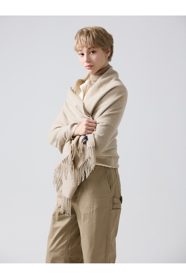 메리노울 숄 70cm - 베이지는 부드러운 촉감과 우수한 보온성을 자랑하는 숄/머플러입니다. 가을, 겨울에 어울리는 두꺼운 두께감과 클래식, 베이직 스타일로 다양한 룩에 활용하기 좋습니다. 15~25마이크론 섬유와 밀란지 기법을 사용하여 형태 변형이 적고, 브리티시 스타일의 고급스러움을 더했습니다. 데일리룩, 모임룩, 오피스룩 등 TPO에 구애받지 않고 클래식, 미니멀, 캐주얼 스타일 모두 소화 가능하며, 프린지 디자인으로 포인트를 주었습니다. 메리노울 소재 특유의 통기, 향균, 소취 기능으로 쾌적하게 착용할 수 있습니다.
