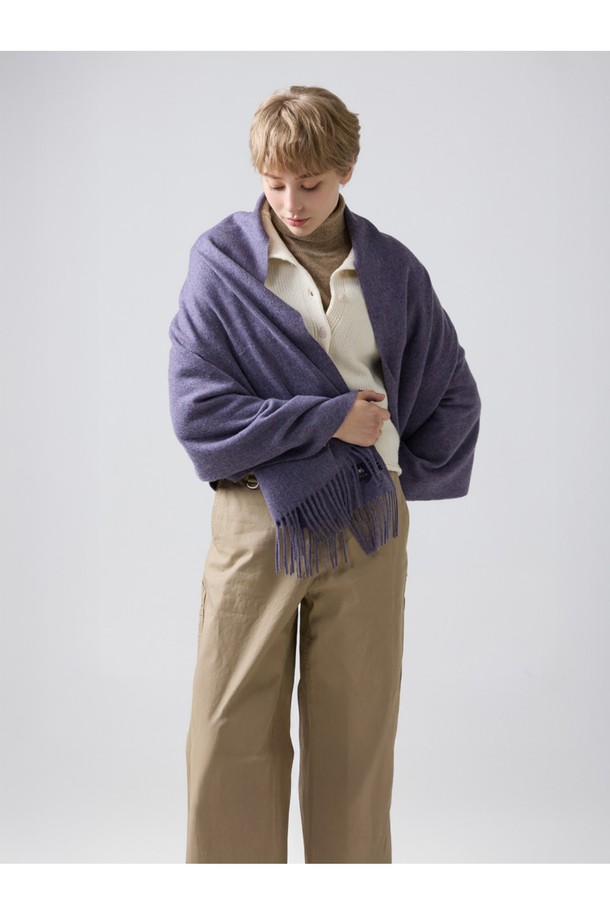 메리노울 숄 70cm - 라벤더는 부드러운 촉감과 우아한 스타일을 선호하는 당신을 위한 겨울철 필수 아이템입니다. 메랑주 기법을 사용하여 빛과 각도에 따라 은은하게 변화하는 라벤더 컬러가 돋보이며, 플라워 패턴과 프린지 디자인이 여성스러움을 더합니다. 중간 두께감의 숄은 보온성과 통기성을 동시에 제공하며, 메리노울 소재 특유의 항균 기능으로 쾌적하게 착용할 수 있습니다. 클래식하면서도 엘레강스한 무드로, 겨울 데일리룩, 모임룩, 오피스룩 등 다양한 TPO에 맞춰 스타일리시하게 연출해보세요. 형태 유지력이 우수하고 필링이 최소화되어 오랫동안 변함없이 아름다움을 간직할 수 있습니다.
