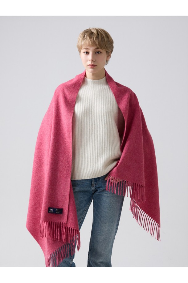 메리노울 숄 70cm - 핑크는 부드러운 촉감과 우수한 보온성을 자랑하는 메리노 램스울 100% 소재의 숄입니다. 빛과 각도에 따라 다채로운 색감을 보여주는 밀란지 패턴과 프린지 디자인이 특징이며, 가을/겨울철 일상, 가을 나들이, 겨울 데일리룩, 산책룩 등 다양한 TPO에 활용하기 좋습니다. 흡습, 통기 기능으로 쾌적함을 유지하며, 보풀이 적고 형태 변형이 적어 오랫동안 변함없이 사용 가능합니다. 클래식, 미니멀, 캐주얼 등 어떤 스타일에도 잘 어울려 폭넓은 활용성을 제공합니다. 15~25마이크론 섬유로 제작되어 더욱 부드러운 착용감을 선사합니다.
