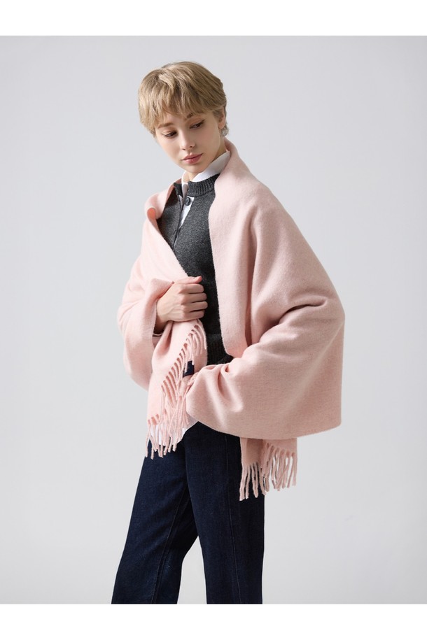 부드러운 메리노울 소재의 숄, "메리노울 숄 70cm - 베이비 핑크"입니다. 얇은 두께감으로 가을, 겨울철에 포근함을 더하며, 멜란지 기법으로 은은한 멋을 자아냅니다. 베이비 핑크 컬러와 클래식, 엘레강스한 스타일이 어우러져 모임룩, 카페룩, 겨울 데일리룩에 돋보이는 포인트를 선사합니다. 프린지 디자인으로 여성스러운 매력을 더하고, 항균, 냄새 방지, 필링 방지 기능으로 위생적이며 형태 유지에도 뛰어납니다. 흡습, 통기 기능으로 쾌적하게 착용할 수 있습니다.
