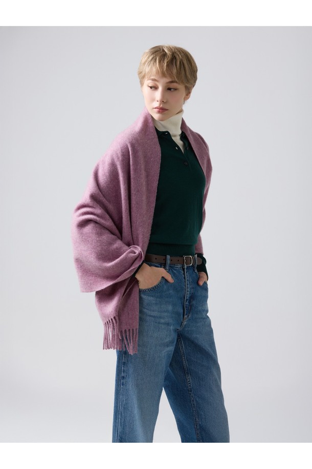 로얄 핑크 컬러의 메리노울 숄 70cm는 가을, 겨울 시즌을 위한 숄/머플러입니다. 메리노 램스울 소재로 제작되어 부드러운 촉감과 뛰어난 보온성을 자랑하며, 흡습, 통기, 항균, 방취 기능까지 갖춰 실용적입니다. 밀란지 기법을 사용하여 최대 5가지 색상을 혼합하고, 빛과 각도에 따라 다채로운 색감 변화를 선사합니다. 꽃 문양과 프린지, 유니언잭 라벨 디자인으로 클래식하고 미니멀한 스타일을 연출하며, 겨울 데일리룩 또는 모임룩에 활용하기 좋습니다. 보풀이 적고 형태 변형이 적어 오랫동안 아름다움을 유지할 수 있습니다.
