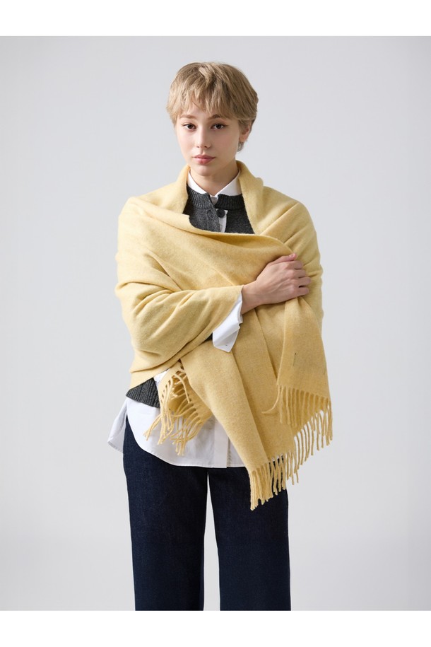 메리노울 숄 70cm - 샌드는 겨울철 따뜻함과 스타일을 동시에 선사하는 머플러입니다. 샌드 컬러의 부드러운 메리노 램스울 소재로 제작되어, 촉촉하고 포근한 착용감을 느낄 수 있습니다. 빛과 각도에 따라 다채로운 색감을 자랑하며, 최대 7가지 색상이 혼합된 밀란지 패턴이 고급스러운 분위기를 더합니다. 격식 있는 자리나 일상에서도 클래식하고 미니멀한 스타일을 연출할 수 있으며, 프린지 디테일이 돋보입니다. 보온성을 높여 겨울 데일리룩, 모임룩, 데이트룩에 폭넓게 활용하기 좋습니다.
