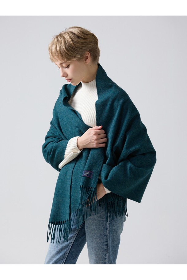 메리노울 숄 70cm - 틸은 겨울철 따뜻함과 스타일을 동시에 잡을 수 있는 클래식한 숄 머플러입니다. 부드러운 메리노울 소재로 제작되어 뛰어난 보온성은 물론, 통기성, 흡습, 항균, 방취 기능까지 갖춰 쾌적하게 착용할 수 있습니다. 틸 컬러에 밀란지 패턴이 더해져 어떤 룩에도 잘 어울리며, 특히 겨울 데일리룩과 모임룩에 활용하기 좋습니다. 울마크 인증 원사를 사용하여 품질을 높였으며, 15~25 마이크론의 섬유 굵기로 부드러운 촉감을 선사합니다. 프린지 디자인이 돋보이며, 형태 유지력이 우수하고 보풀 발생이 적어 오랫동안 변함없이 사용할 수 있습니다.
