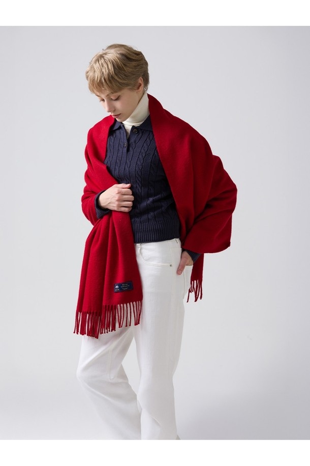 메리노울 숄 70cm - 스칼렛은 부드러운 촉감과 뛰어난 보온성을 자랑하는 숄/머플러입니다. 멜란지 기법으로 은은한 색감 변화를 주었으며, 플라워 패턴이 클래식하고 엘레강스한 분위기를 연출합니다. 울마크 인증을 받은 메리노울 소재로 제작되어 형태 유지력이 우수하며, 가을, 겨울철 데일리룩, 나들이룩, 모임룩에 모두 잘 어울립니다. 70cm 폭으로 다양한 스타일링이 가능하며, 프린지 디자인으로 포인트를 더했습니다. 
