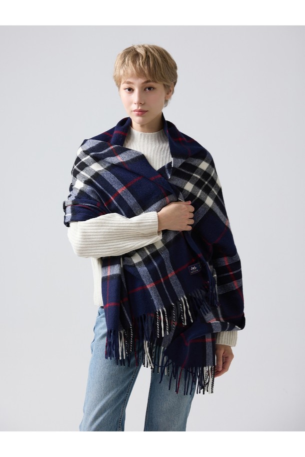 메리노울 숄 70cm - 네이비 톰슨은 부드러운 메리노 램스울 소재로 제작되어 가을, 겨울철 보온성을 높여주는 숄/머플러입니다. 70cm 사이즈로, 일상과 격식 있는 자리 모두에 잘 어울리며, 네이비 컬러의 체크 패턴이 클래식하고 미니멀한 스타일을 연출합니다. 15~25마이크론의 섬세한 섬유로 제작되어 부드러운 촉감을 자랑하며, 프린지 디테일이 돋보입니다. 보온, 흡습, 통기, 항균, 방취 기능으로 쾌적하게 착용할 수 있어 겨울 데일리룩이나 모임룩에 활용하기 좋습니다.
