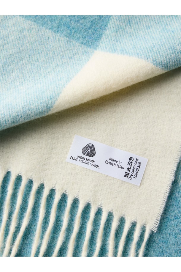 메리노 울 블랭킷 - 파스텔 블락 아쿠아는 부드러운 촉감과 두꺼운 두께로 가을, 겨울철 실내에서 포근함을 더해주는 블랭킷입니다. 고급스러운 텍스처의 메리노 울 소재에 아쿠아와 파스텔 컬러의 조화로운 블록 패턴 디자인이 돋보입니다. 울마크 인증을 받은 제품으로, 보온, 방수, 흡습 기능은 물론, 자연 방오 기능과 뛰어난 형태 유지력, 우수한 내구성을 자랑합니다. 집콕룩, 겨울 데일리룩에 클래식하면서도 미니멀한 분위기를 더해보세요.
