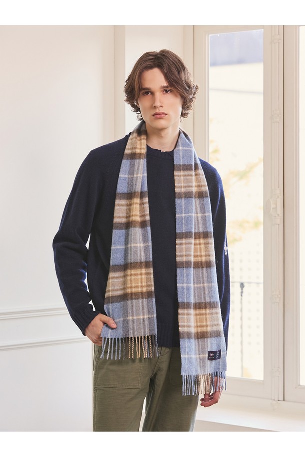 메리노울 머플러 25cm - 블루 멕켈라는 부드러운 촉감과 따뜻함을 선사하는 머플러입니다. 프리미엄 메리노 램스울을 사용하여 보온성과 통기성이 뛰어나며, 멜란지 기법으로 7가지 색상을 혼합하여 은은한 매력을 더했습니다. 가을, 겨울철 일상룩, 데일리룩, 카페룩에 클래식하고 미니멀한 스타일을 더해줍니다. 얇은 두께감과 체크 패턴, 프린지 디자인이 특징이며, 자연스러운 워터 피니싱 공정으로 마감했습니다. 
