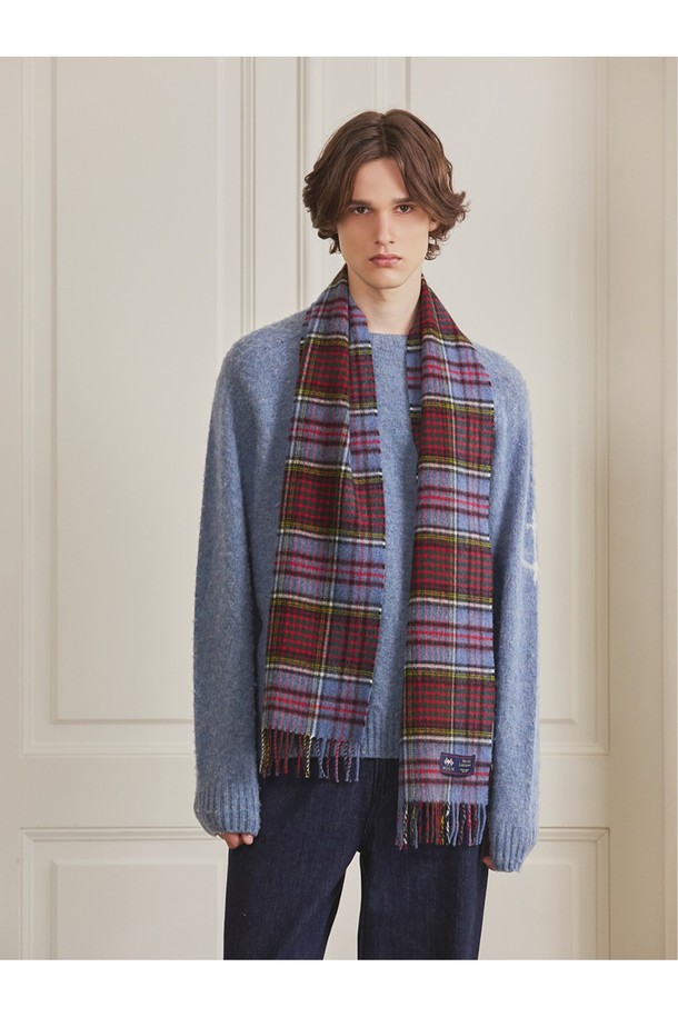 앤더슨 메리노울 머플러 25cm는 100% 메리노 램스울 소재로 제작되어 캐시미어처럼 부드러운 촉감을 자랑합니다. 최대 7가지 색상의 원사를 사용하여 은은하면서도 세련된 체크 패턴을 표현했으며, 자연 항균 및 탈취 기능으로 쾌적하게 착용할 수 있습니다. 가을, 겨울철 데일리룩, 산책룩, 모임룩에 클래식하고 미니멀한 스타일을 더해줄 아이템입니다. 형태 유지력이 우수하며, 보온, 통기성, 흡습 기능으로 실용성까지 갖춘 머플러입니다.
