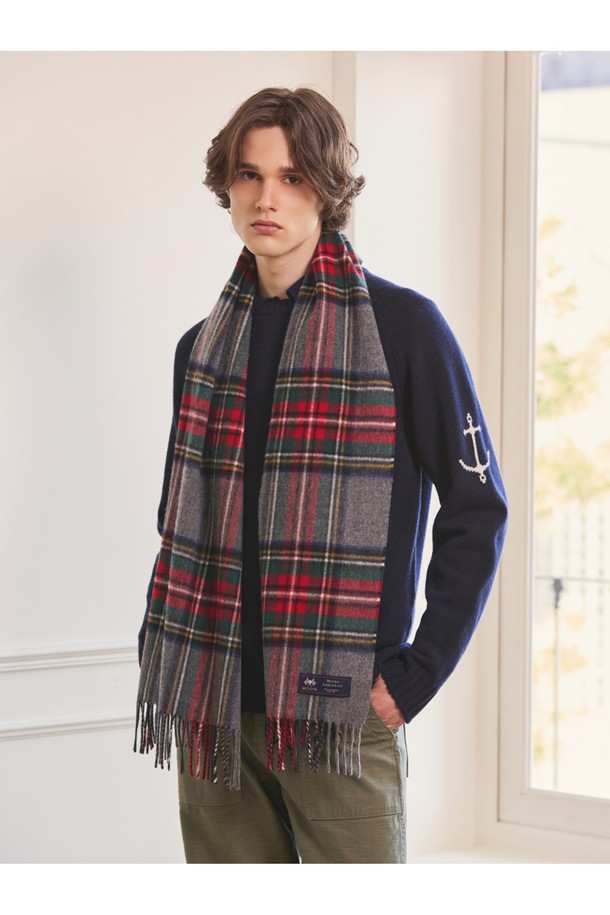 메리노울 숄 머플러 50cm - 뉴그레이 스튜어트는 가을, 겨울에 활용하기 좋은 머플러/숄입니다. 50cm x 190cm 크기로, 클래식하고 베이직한 스타일을 연출하며, 체크 패턴과 뉴그레이 스튜어트 컬러 배색이 특징입니다. 15-25 마이크론의 메리노울 소재로 제작되어 부드러운 촉감과 우수한 보온, 흡습 기능을 제공하며, 프린지 디자인으로 포인트를 더했습니다. 데일리룩, 산책룩, 모임룩 등 다양한 TPO에 활용하여 클래식, 미니멀, 캐주얼 스타일을 완성해보세요. 형태 유지력과 통기성, 항균 및 방취 기능으로 쾌적하게 착용할 수 있습니다.
